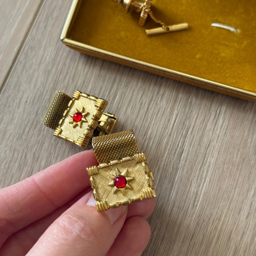 Vintage Tally Ho Gold Tone Mesh Wrap Cufflinks and Tie‎ Tack Set Red Cabochon